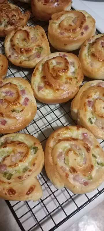Булочки с беконом, зелёным луком и сыром моцарелла