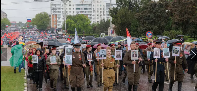Поклонимся великим тем годам....