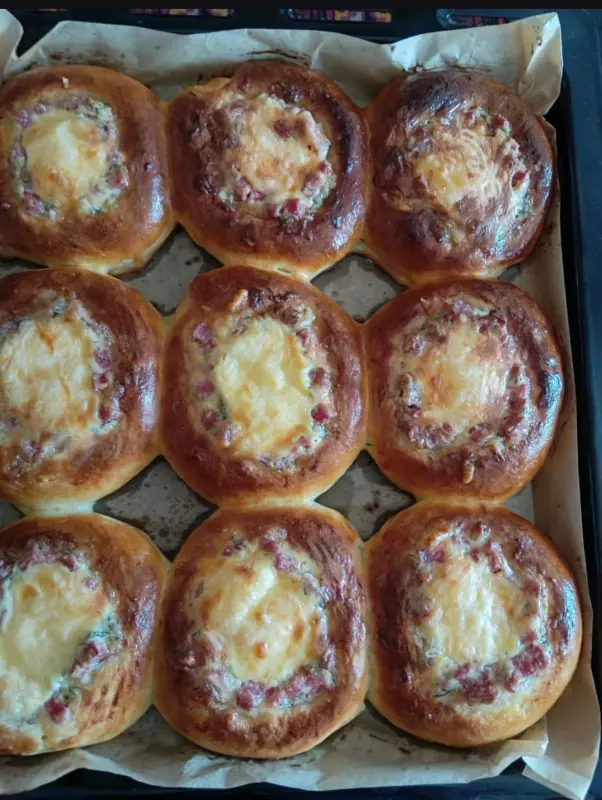 Смаженка с заливкой-соусом (тесто в хлебопечке)