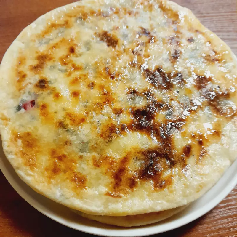 Лепешки из бездрожжевого теста с сыром и свекольной ботвой