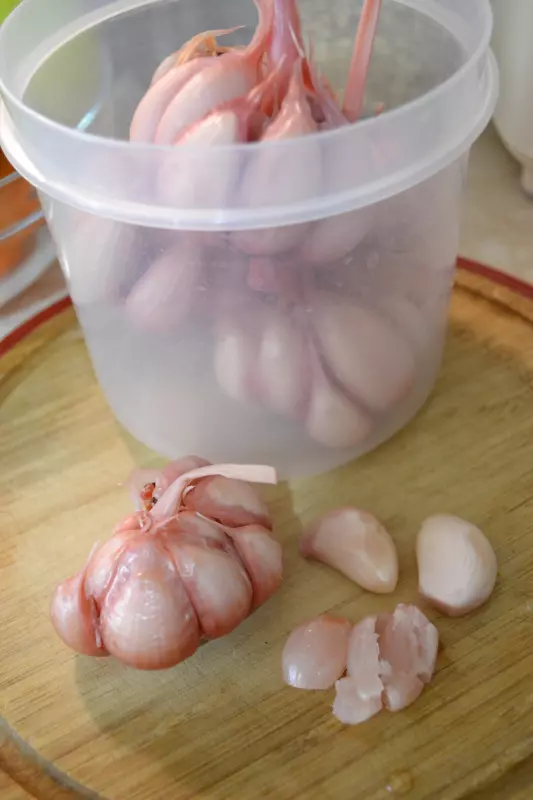 Чеснок ферментированный в красной смородине