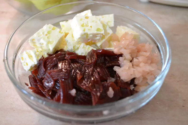 Чеснок ферментированный в красной смородине