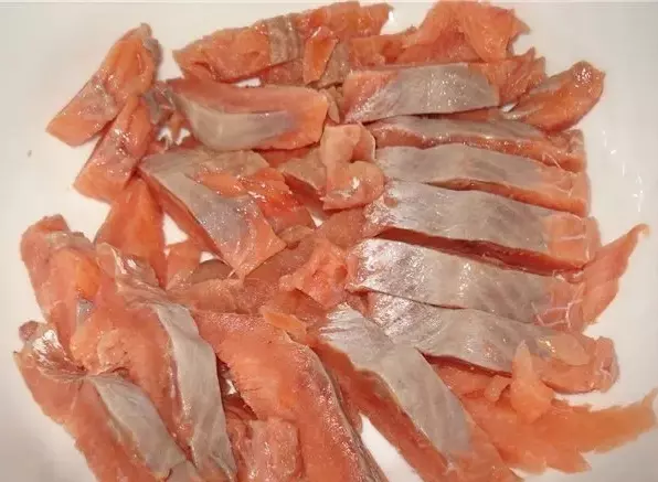 Салат с соленой горбушей