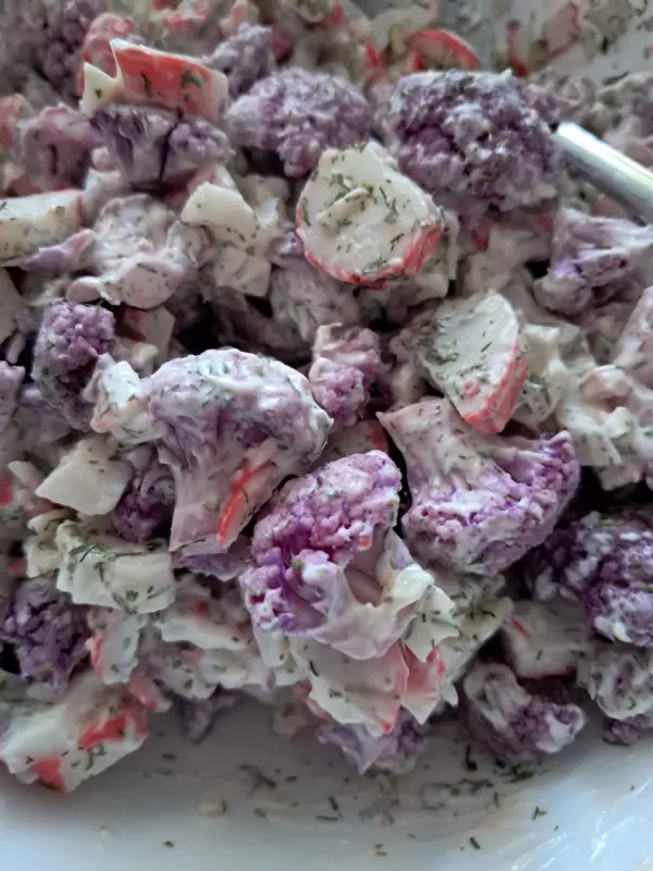 Салат из цветной капусты, крабовых палочек, чеснока и укропа