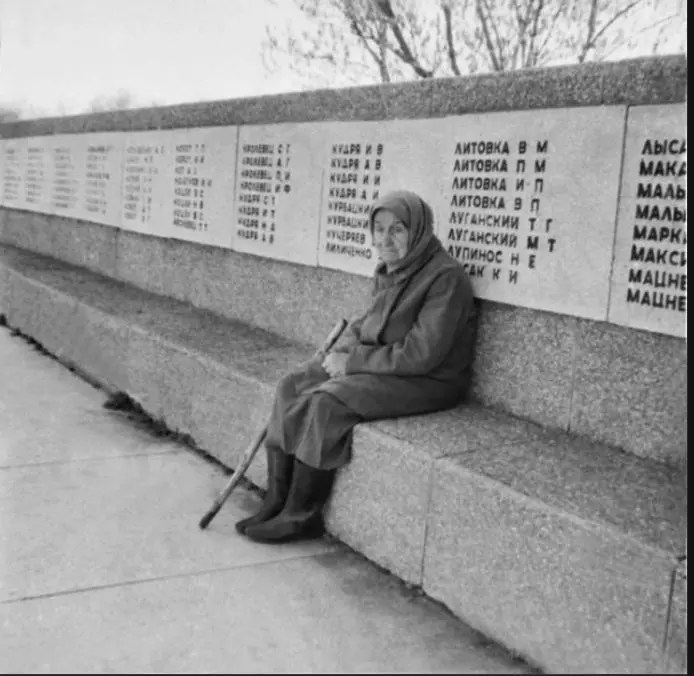 Поклонимся великим тем годам....