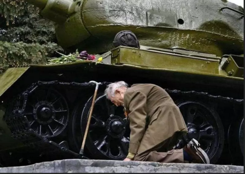 Поклонимся великим тем годам....