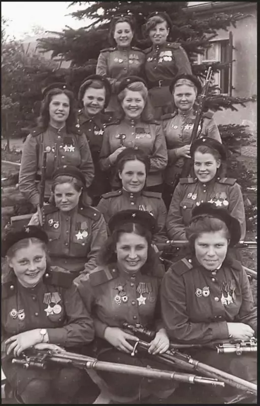 Поклонимся великим тем годам....