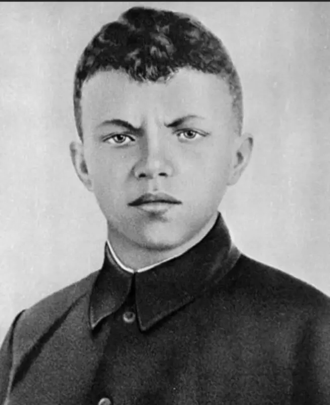 Поклонимся великим тем годам....