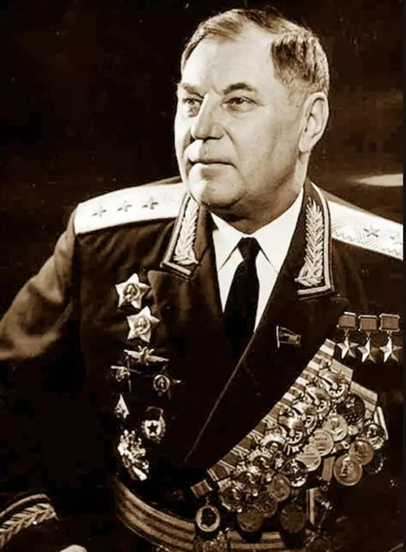 Поклонимся великим тем годам....