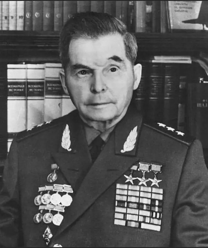 Поклонимся великим тем годам....