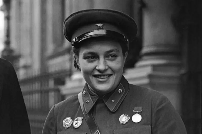 Поклонимся великим тем годам....