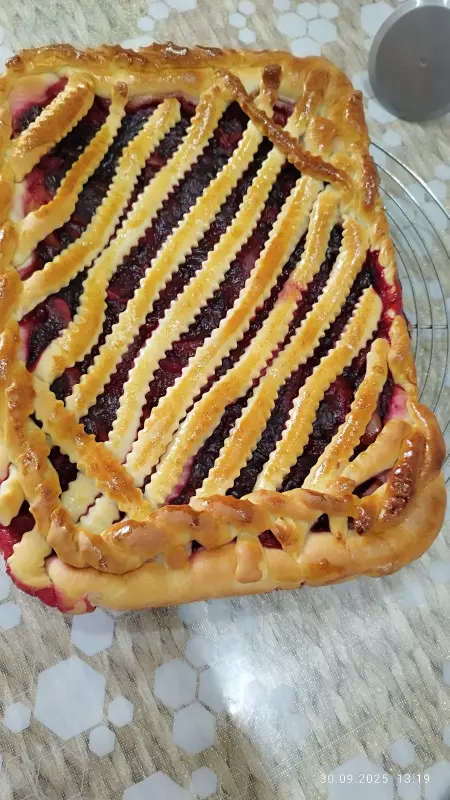 Сдобный сладкий пирог с брусникой и яблоком на основе теста для французских булочек