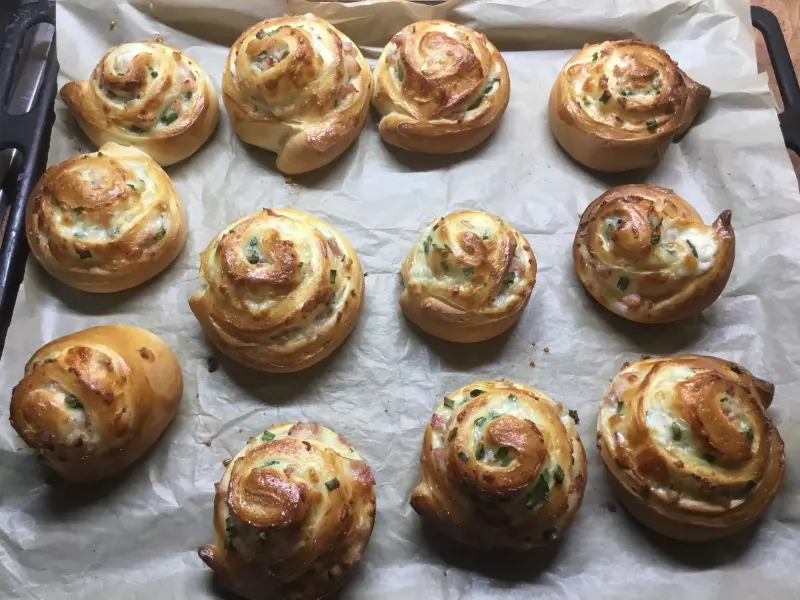 Булочки с беконом, зелёным луком и сыром моцарелла
