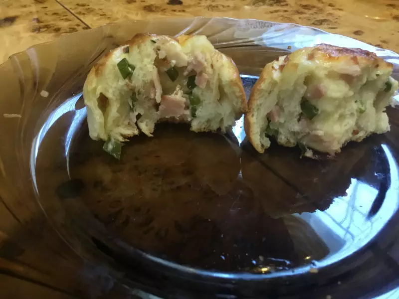 Булочки с беконом, зелёным луком и сыром моцарелла