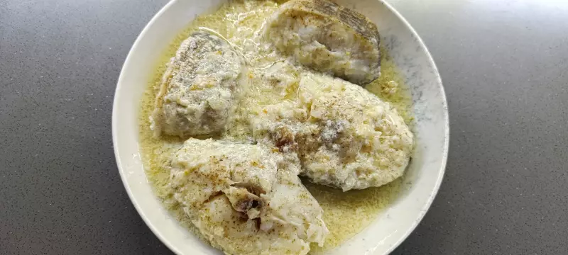 Рыба в молочно-луковом соусе
