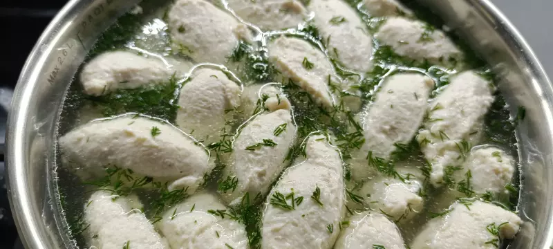 Кнели из индейки, припущенные в бульоне