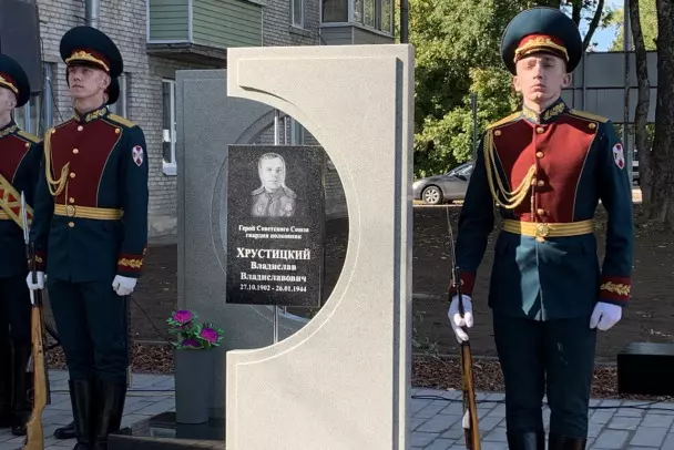 Поклонимся великим тем годам....