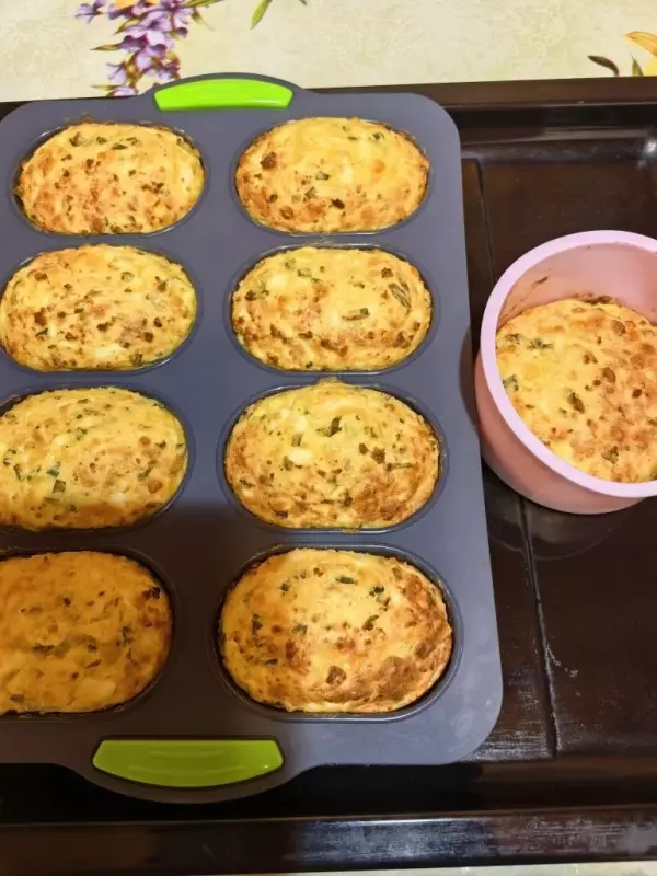 Белковые пирожки с луком и яйцами