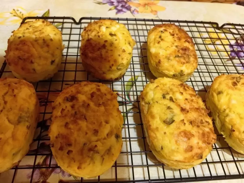 Белковые пирожки с луком и яйцами