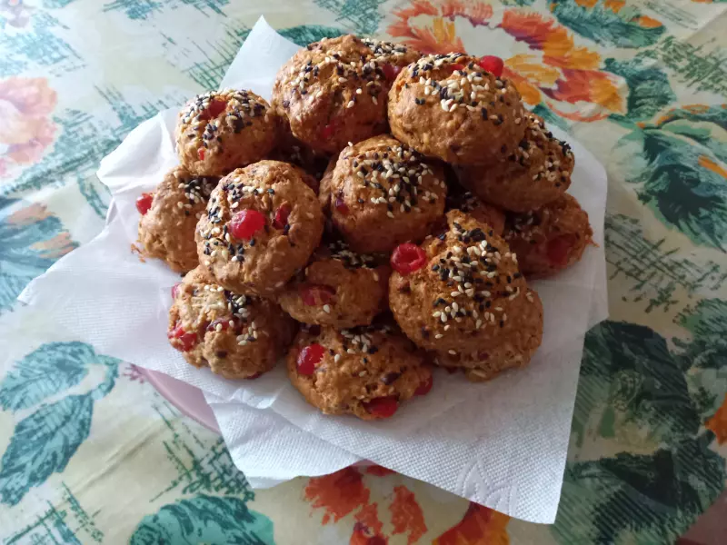 Овсяное печенье с клюквой и кунжутом