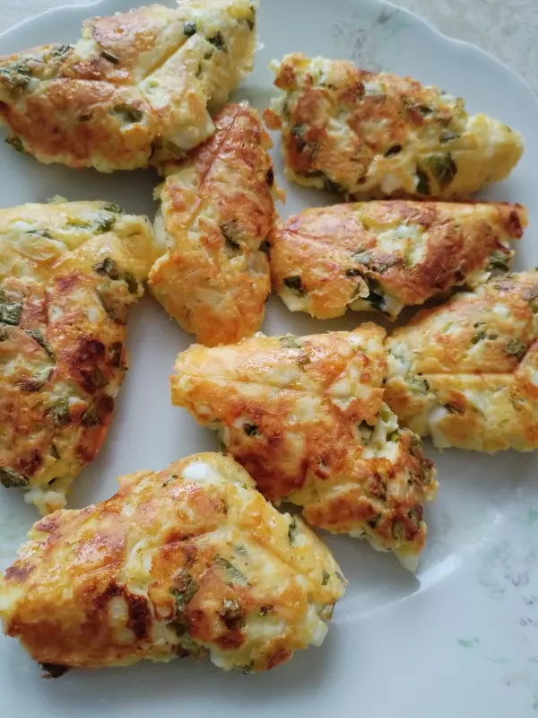 Белковые пирожки с луком и яйцами