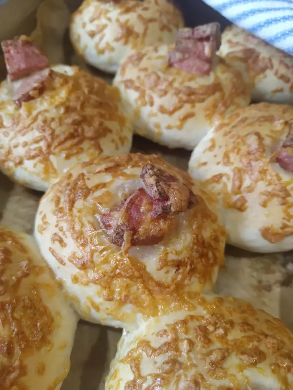 Булочки с сосиской и сыром