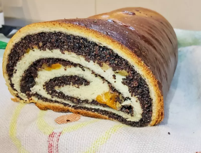Рулет с маком, орехами и изюмом