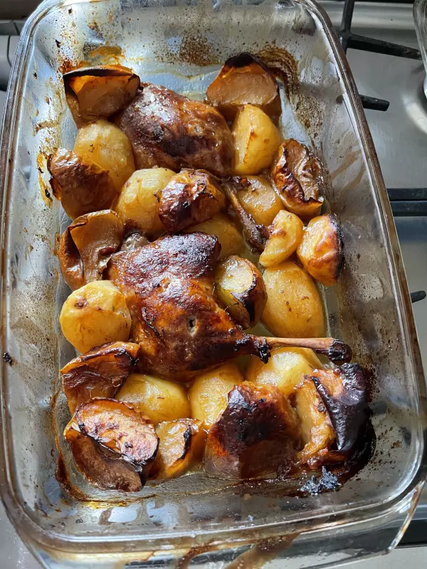 Утиные ножки, запечённые с яблоками и картофелем