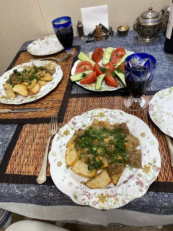 Голяшка говяжья томлёная с грибами в сливках