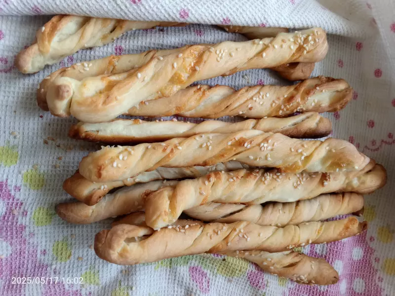 Хлебные палочки с тёртым сыром