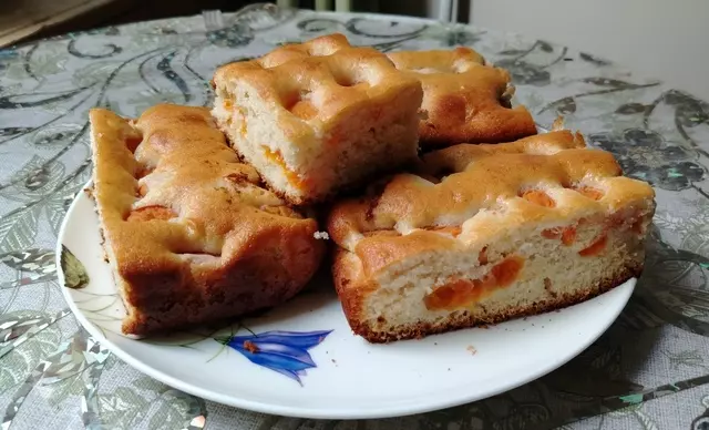 Простой пирог с абрикосами в духовке