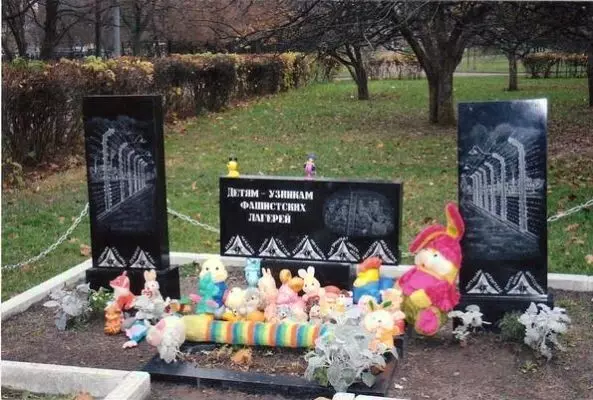 Поклонимся великим тем годам....