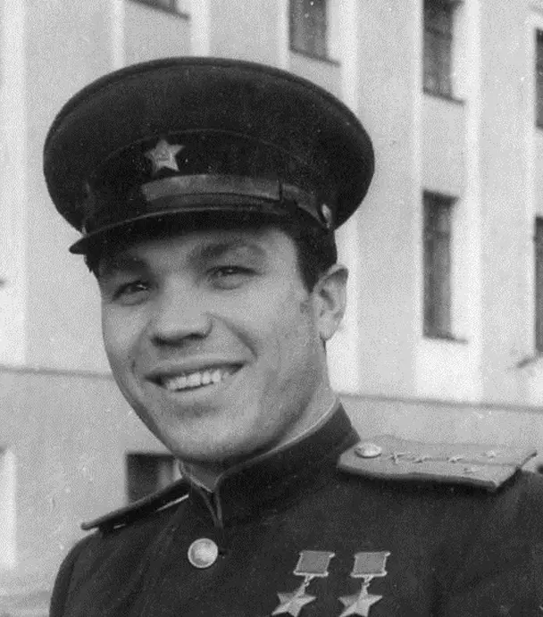 Поклонимся великим тем годам....