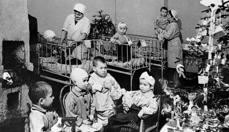 Поклонимся великим тем годам....