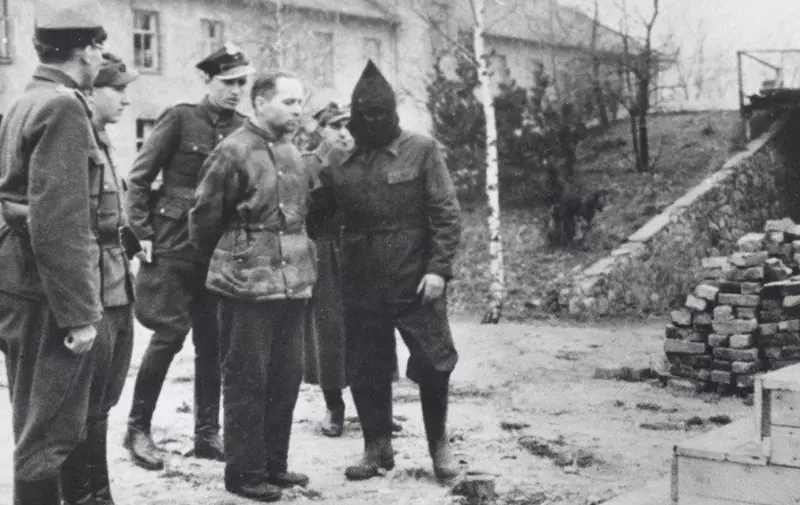 Поклонимся великим тем годам....