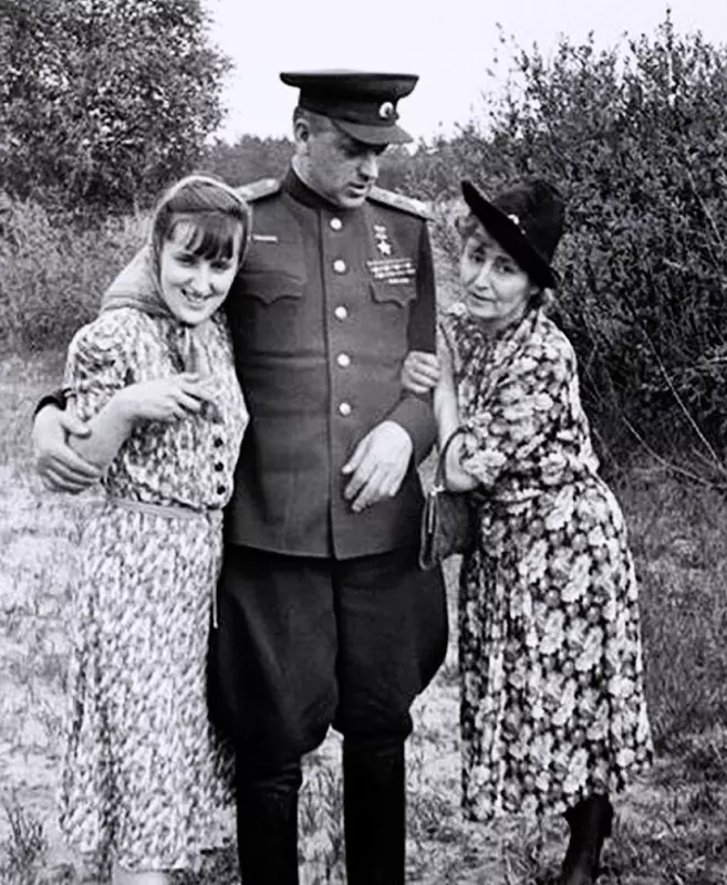 Поклонимся великим тем годам....