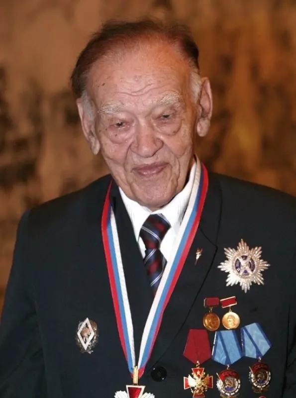 Поклонимся великим тем годам....