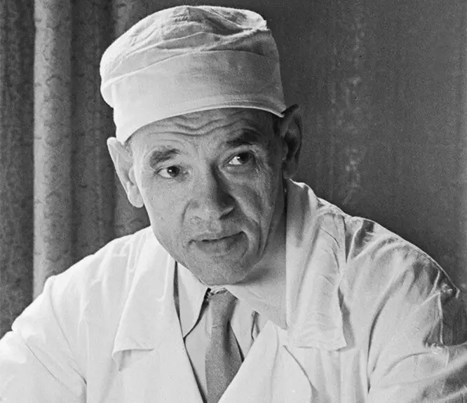 Поклонимся великим тем годам....