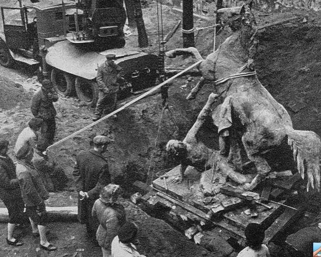 Поклонимся великим тем годам....