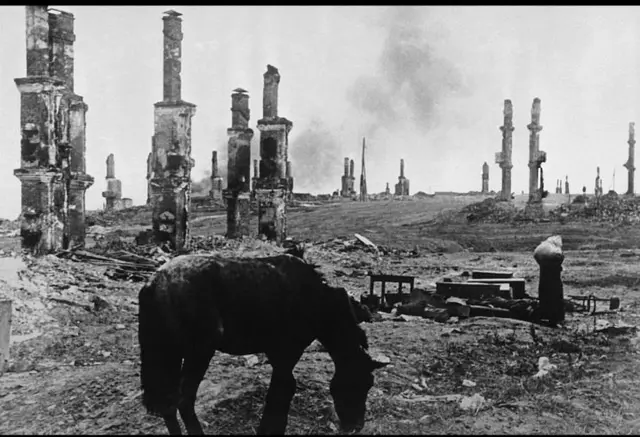 Поклонимся великим тем годам....