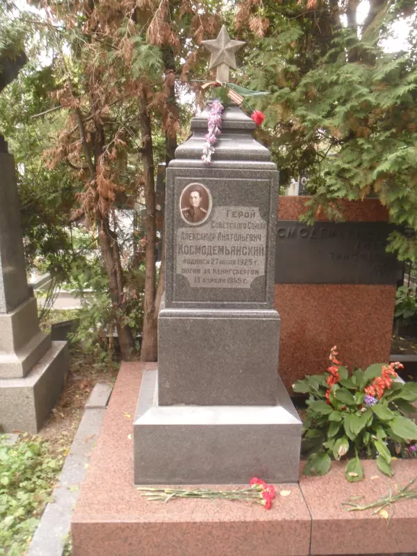 Поклонимся великим тем годам....