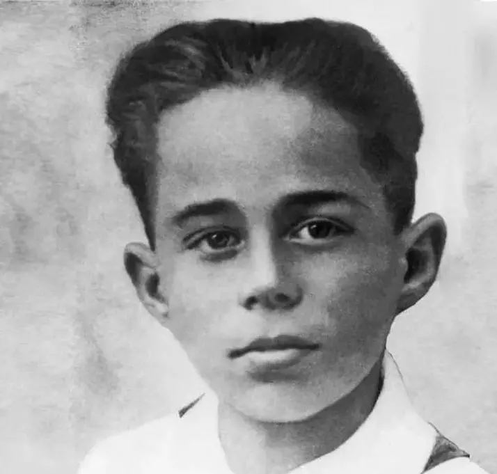 Поклонимся великим тем годам....