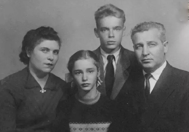 Поклонимся великим тем годам....