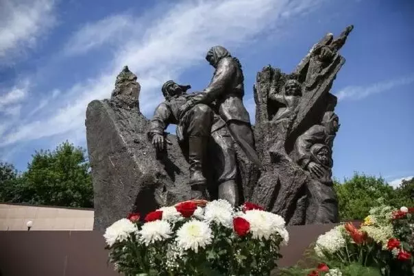 Поклонимся великим тем годам....