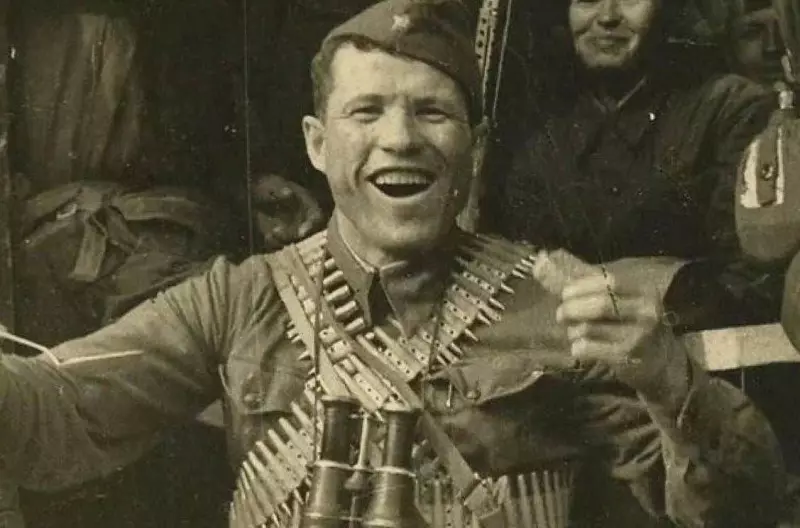 Поклонимся великим тем годам....