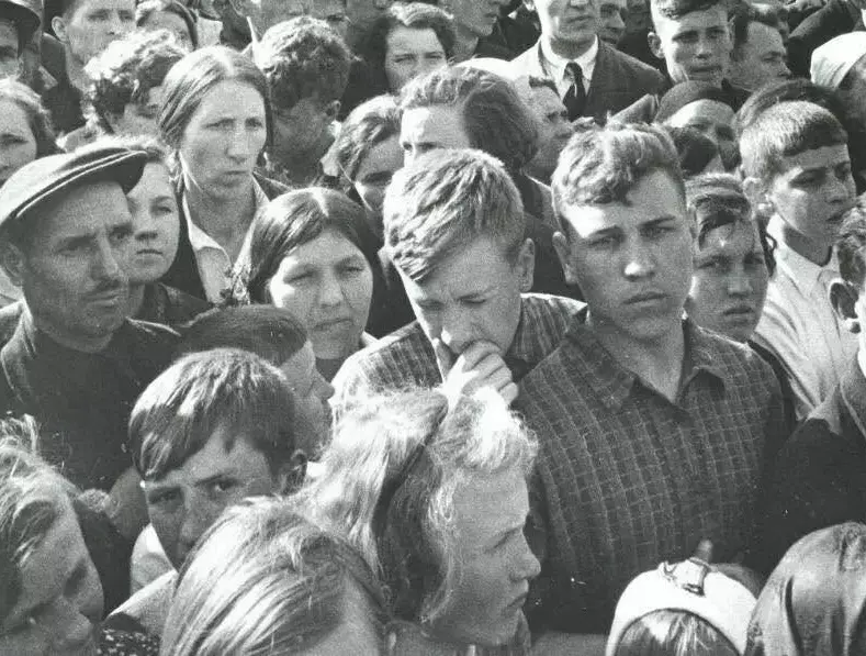 Поклонимся великим тем годам....