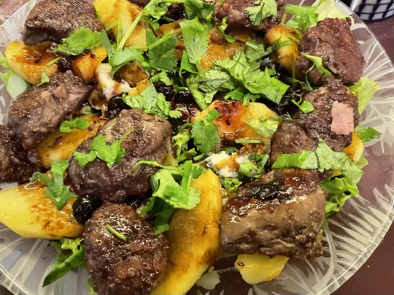  Теплый зеленый салат с припущенной в сладком вине печенью цыпленка и с карамелизированными фруктами