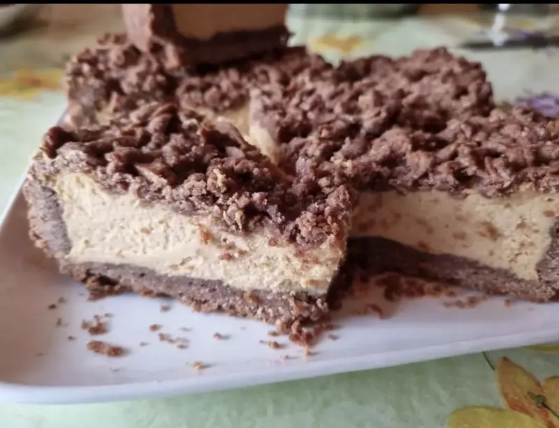 Пирог-чизкейк а-ля королевская ватрушка с вареным сгущенным молоком на шоколадном тесте